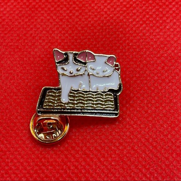 2 Cats and a Keyboard Kittens Pin Brooch - Picture 1 of 3